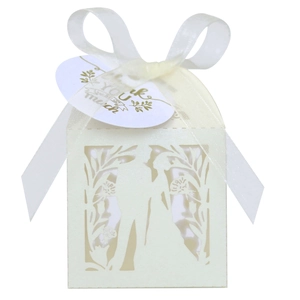 Détail d'une boîte à dragées découpée au laser avec silhouette de mariés et étiquette