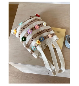 Détail du sac cabas tissé avec fleurs en crochet 3D colorées et motif à rayures