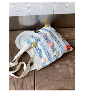Détail du sac fourre-tout au crochet rayé bleu et blanc avec fleurs 3D faites main