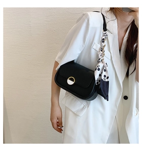 Sacoche noire avec foulard en soie porté par un mannequin en blazer blanc