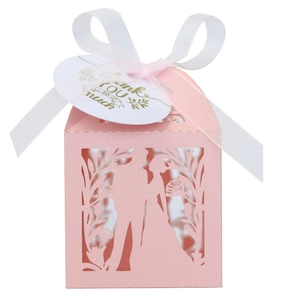 Boîte à dragées rose découpée au laser avec silhouette mariés et étiquette merci