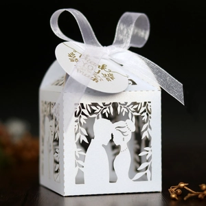 Boîte de mariage découpée au laser avec silhouette romantique et étiquette merci