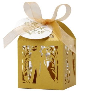 Boîte cadeau de mariage dorée découpée au laser avec silhouette de mariés et ruban