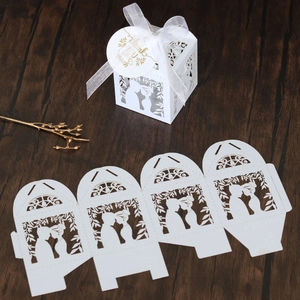 Boîte de dragées mariage découpée au laser avec silhouette mariés et étiquette