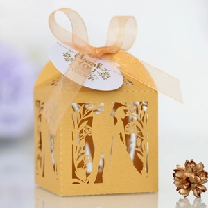 Boîte cadeau de mariage dorée découpée au laser avec silhouettes et ruban en soie