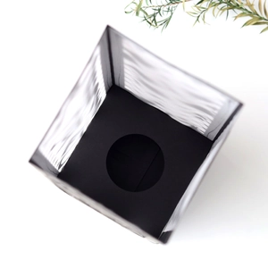Minimalistischer Papierlampenschirm mit Wasserwellentextur und schwarzem Sockel