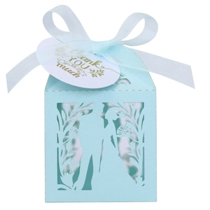Détail de la boîte cadeau de mariage découpée au laser avec nœud bleu et étiquette