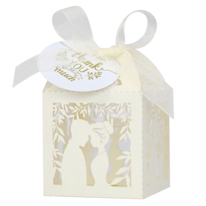 Boîte de dragées mariage ajourée blanc crème avec ruban et étiquette de merci