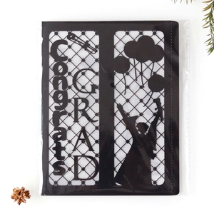 Detaillierter lasergeschnittener schwarzer Papierlampenschirm mit Congrats GRAD Text und Silhouette