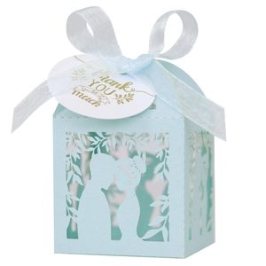 Boîte à bonbons de mariage découpée au laser avec silhouette de couple et ruban