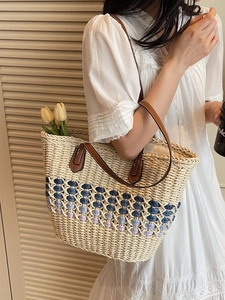 Grand sac cabas bohème en paille tressée avec motif géométrique bleu et anses en cuir