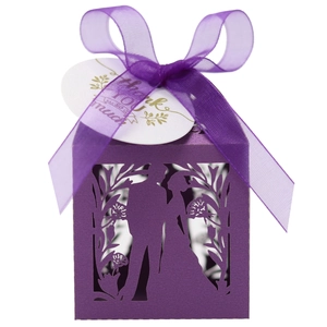 Détail de la boîte à dragées violette découpée au laser avec ruban et étiquette dorée