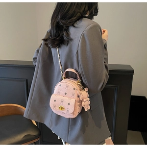 Details des rosa Mini-Rucksacks mit Bärenprints, Goldverschluss und süßem Bärenanhänger
