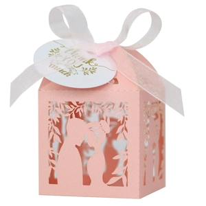 Boîte de dragées rose découpée au laser avec silhouettes romantiques et ruban blanc