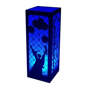 Detail der lasergeschnittenen schwarzen Papierlaterne mit Congrats GRAD Design und blauem LED