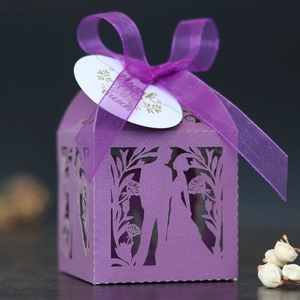 Détail boîte à bonbons violette découpée au laser avec silhouette romantique et étiquette