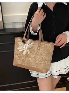 Large capacity tote bag with floral patterns and leather straps for casual commuting