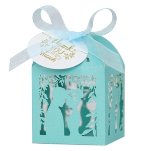 Détail de la boîte à dragées bleu tiffany découpée au laser avec ruban et étiquette