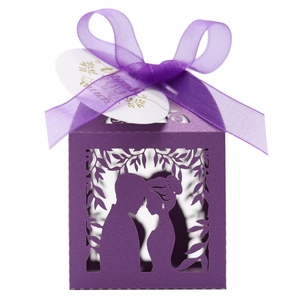 Détail de boîte de mariage violette découpée au laser avec étiquette Thank You