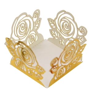 Détail de caissettes à cupcakes découpées au laser avec motif rose dorée métallisée
