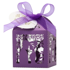 Boîte cadeau violette découpée au laser avec silhouettes et ruban en satin chic