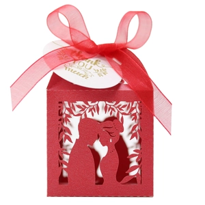 Détail boîte cadeau mariage rouge découpée au laser avec silhouette et étiquette merci
