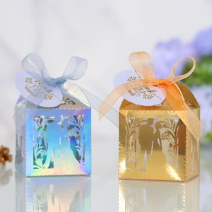 Détail de boîtes de mariage découpées au laser avec étiquettes de remerciement et rubans