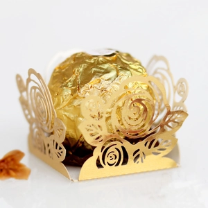 Détail macro de l'emballage rose creux doré découpé au laser pour chocolats