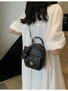 Mini-Rucksack aus schwarzem Monogramm-Leder mit Goldkette und kleinem Bären-Anhänger