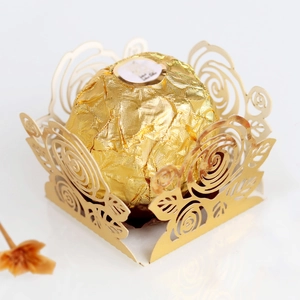 Support à bonbons doré découpé au laser avec motif de roses pour décoration de mariage