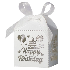 Boîte à bonbons Happy Birthday blanche découpée au laser avec ruban et motifs festifs