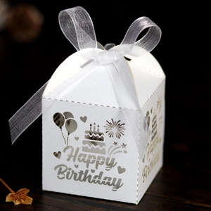 Détail de boîte à bonbons Happy Birthday découpée au laser avec ruban blanc élégant
