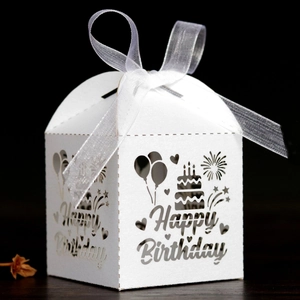 Détail de boîte à bonbons Happy Birthday blanche découpée au laser avec ruban élégant