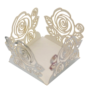 Détail de caissette à cupcake en papier découpé au laser avec motif rose de mariage
