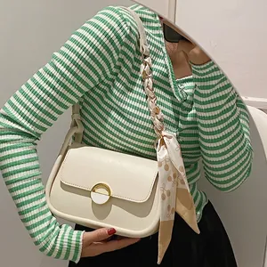 Sac Bandoulière Selle en Cuir PU Femme Avec Décor Foulard en Soie Fermoir Rond Doré Sac à Épaule Quotidien Sac à Main