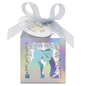 Détail boîte cadeau de mariage découpée au laser avec fini holographique et ruban blanc soyeux