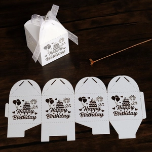 Détail de la boîte cadeau blanche découpée au laser avec nœud et motif anniversaire
