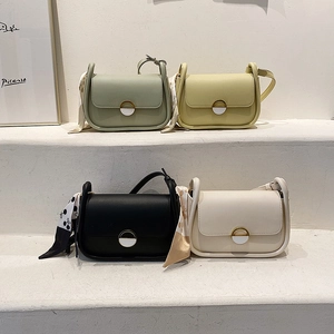 Sacs de selle modernes en quatre tons pastels avec des foulards floraux décoratifs