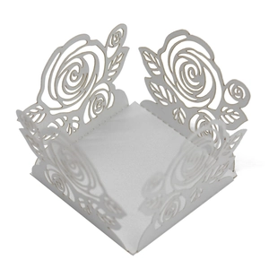Détail du motif ajouré de rose découpé au laser pour boîte à bonbons de mariage