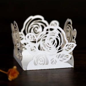 Vue macro de dentelle découpée au laser pour décoration de cupcake mariage rose