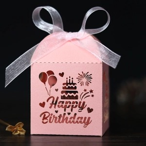 Détail macro de la boîte à bonbons rose découpée au laser avec texte Happy Birthday