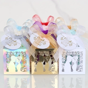 Boîtes à bonbons de mariage découpées au laser avec silhouette de mariés et rubans