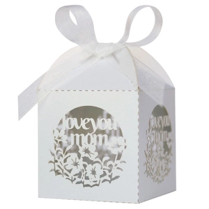 Gros plan de la boîte à bonbons découpée au laser 'Love You Mom' avec motifs floraux et ruban
