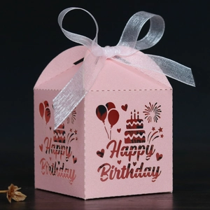 Détail boîte à bonbons rose avec texte découpé au laser et ruban blanc élégant