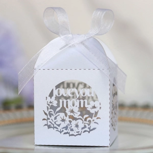 Détail boîte cadeau blanche découpée au laser motif floral et ruban love you mom