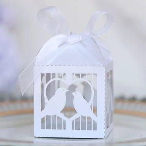 Détail boîte cadeau mariage blanche découpée au laser avec ruban en organza chic