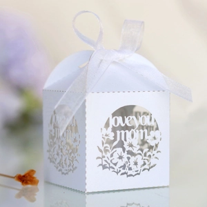 Détail de la boîte cadeau 'Love You Mom' découpée au laser avec un ruban en mousseline