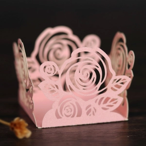 Détail de la décoration de boîte rose découpée au laser avec motif de rose évidé