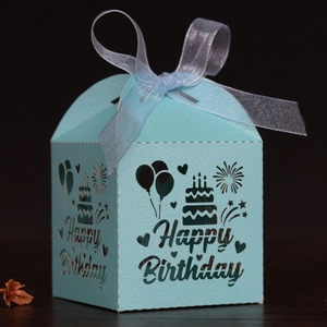 Détail de la boîte à bonbons Happy Birthday bleu clair découpée au laser avec ruban