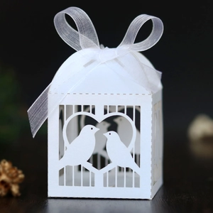 Boîte à bonbons de mariage découpée au laser avec motif d'oiseaux et ruban en organza